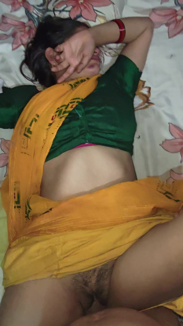 Xyzmastilcing: La fille du sari jaune de son demi-frère