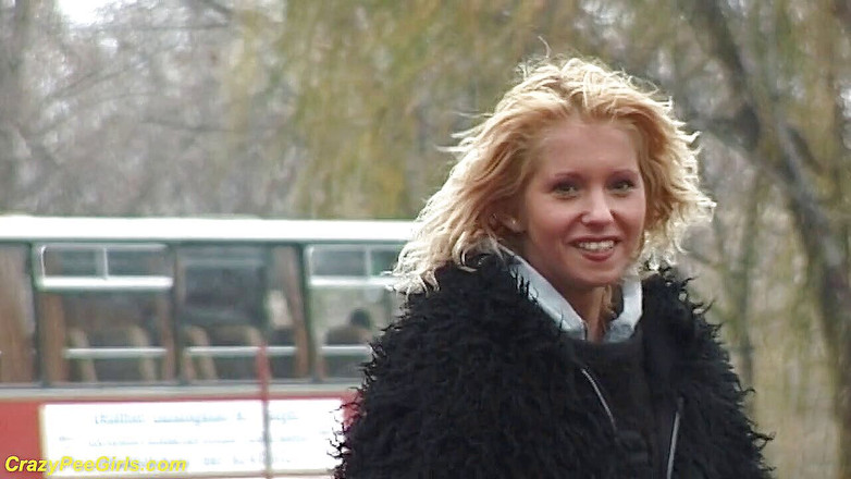 Crazy pee girls: Fată tânără care se pișă pe stradă