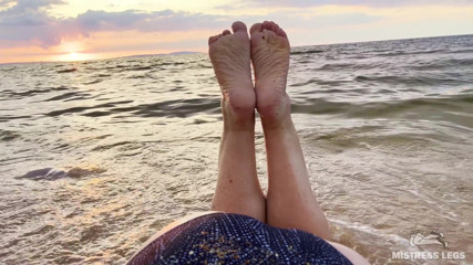 Mistress Legs: Güzel buruşuk tabanlar ve ayak parmakları deniz plajında gün batımının...