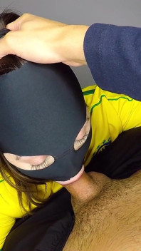 Ragazza brasiliana cattiva fa un pompino e stuzzica scuotendo il suo culo grosso