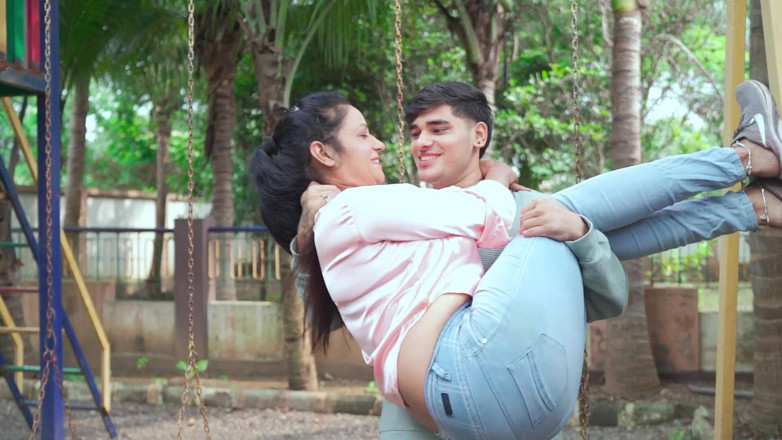 Desi Maal studios: Tante bahenol ini dientot habis-habisan sama pacarnya di taman dan...