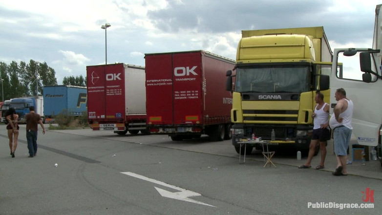 Public Disgrace by Kink: Neem me mee de straat op