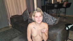 domslutfucker: Горячая блондинка топлес показывает, как она хочет, чтобы мужчины делают инструкции по, инструкция по поедам