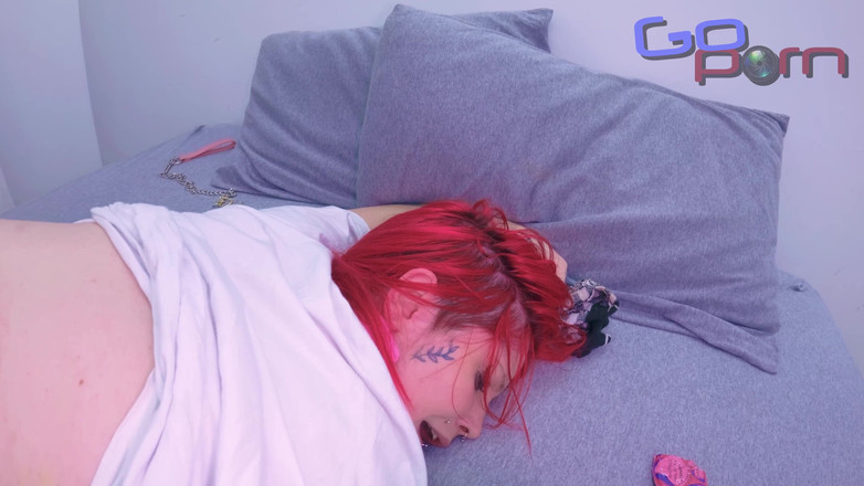 Go porn!: Berambut merah panas berasa terangsang untuk zakar gergasi lelaki