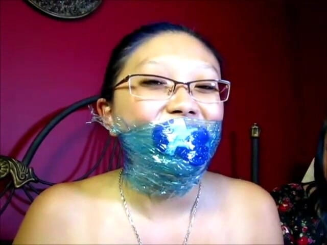 Selfgags classic: Învățând-o pe micuța Mina arta auto-înghițirii!