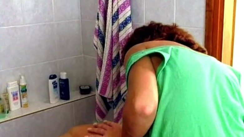 Bitch hunter: Une rousse mature se fait dévorer et étirer en grand dans...