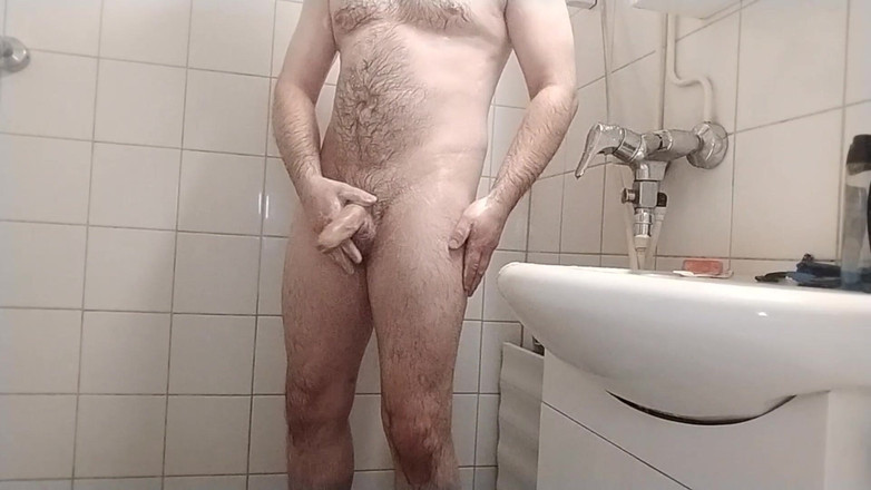 Uhri: 나는 내 자지와 공을 면도하고 그 후 샤워.