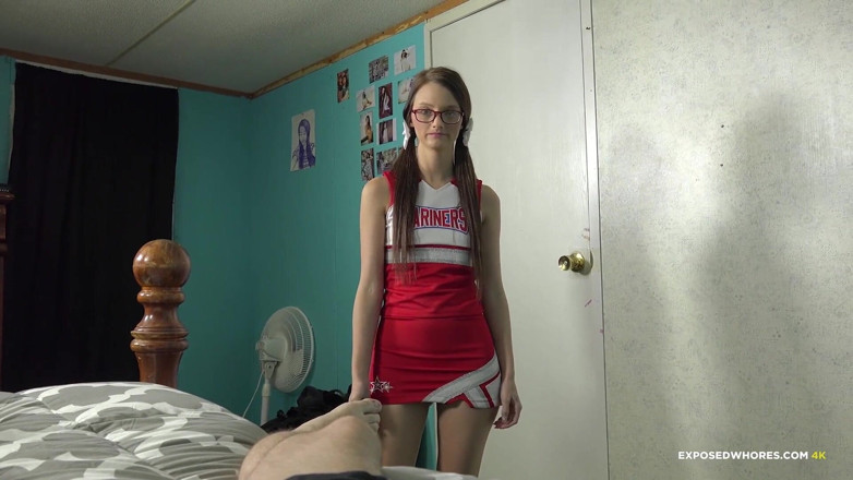 Exposed Whores Media: Farrah Valentine - Une pom-pom girl fait une branlette à son demi-frère...