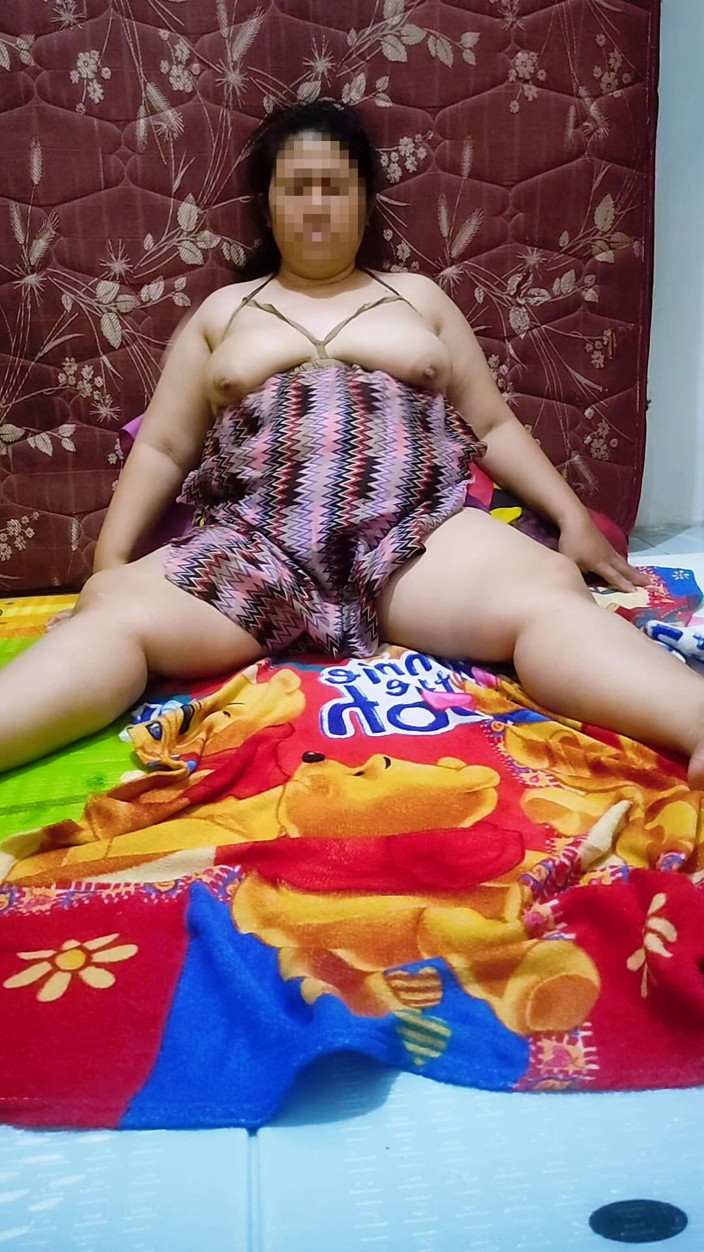 my_wife_chubby: 섹시한 몸매를 자랑하는 거야. 란제리를 입으면서. 외국인 앞에서.