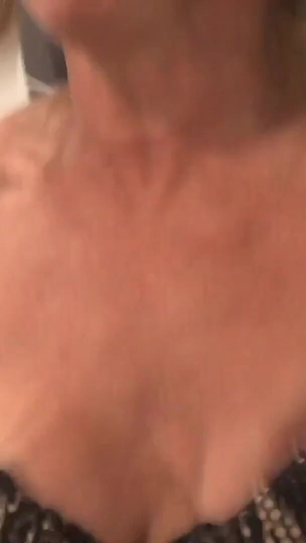 Milf taboo: Milf una zorra con dos pechos suaves y vagina afeitada...