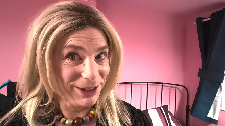 NikkiGee: エッチなニッキー潮吹き