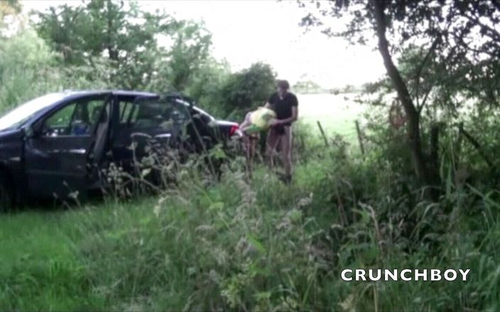Crunch Boy: Fransız tink açık havada arabada heteroseksüel tarafından sikiliyor