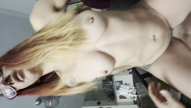 MYA Pleasure: 소파 섹스와 얼굴