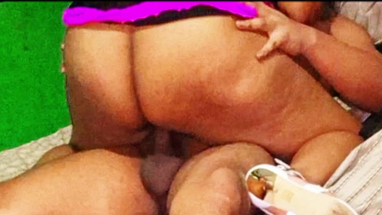 BigassMILF40: 我的大屁股岳母知道她想要什么，那就是操她