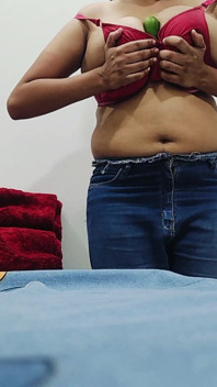 Chica universitaria padrastro en juego de roles con pepino grande en el coño