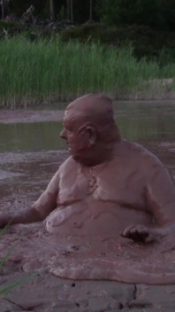 Baie de noroi într-un iaz adânc de noroi într-o groapă de pietriș