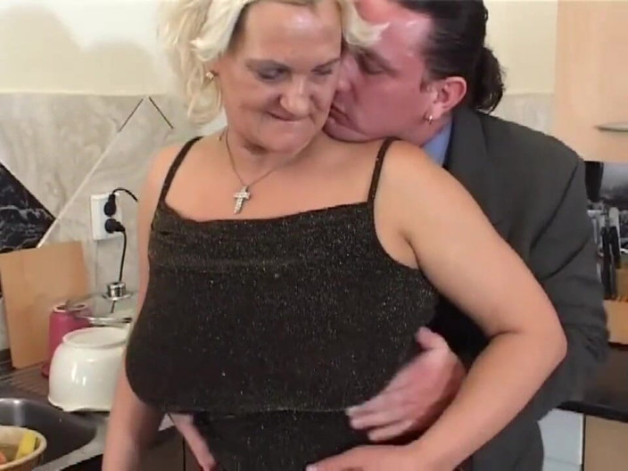 My porn family: MILF blonde bertetek besar kongkek pepek berbulu di dapur