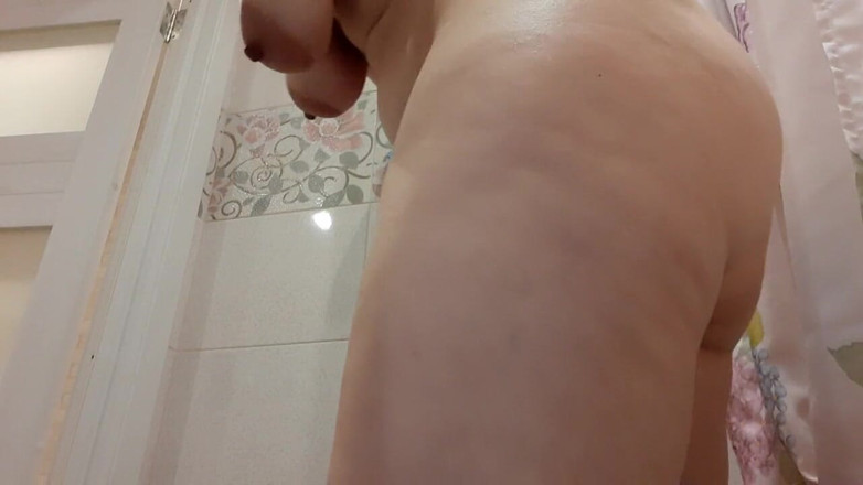 ANGELA_LADY: Máy bay bà già bắn tinh trong phòng tắm, đứng với...