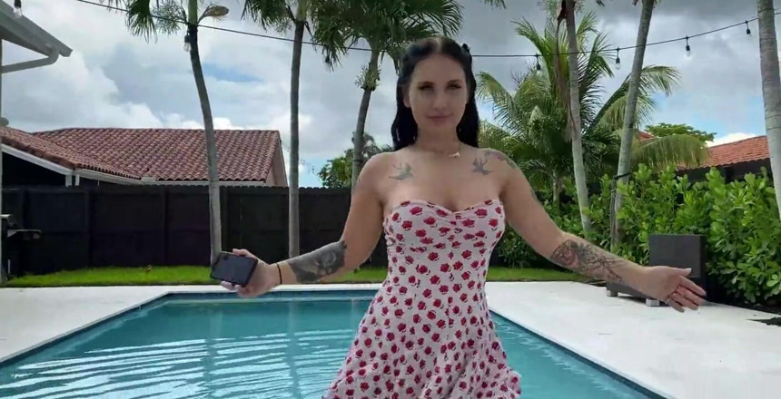 J-Mac: Grande tatuada peituda Stella Raee está bem no vestido de...