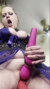 Dolly tetangga lagi asik muasin memeknya pakai vibrator dan dildo favoritnya Day.mp4