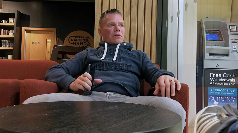 NakedFoxx: Ho osato masturbarsi in una caffetteria trafficata - una sborrata pubblica...