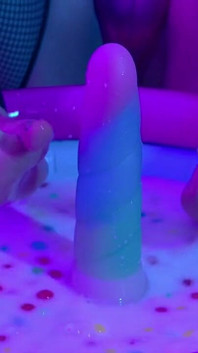 Rafa Unicornio Ama Stuzziare Gli Amanti Dei Piedi Bagnando I Suoi Piedi Nel Latte