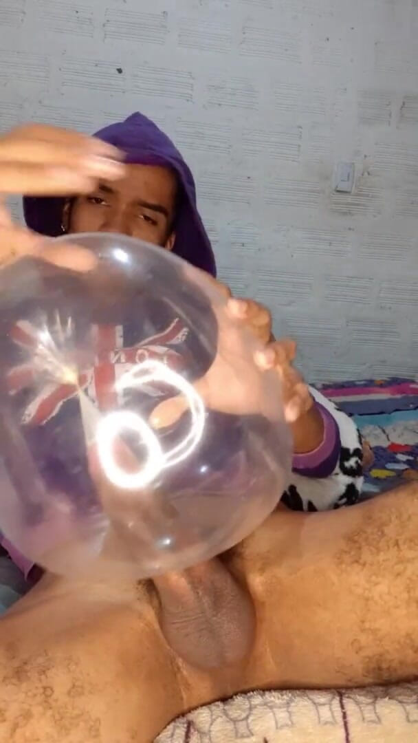 vergar4_daviid: Mladý muž masturbuje s nafouknutým komdonem