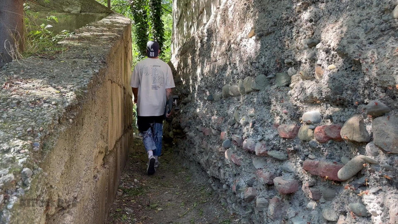 Kit Belove: Он скейтбордист на пожарной лестнице.