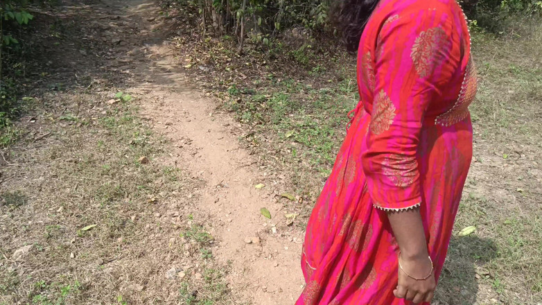 Magilmathi: Quente buceta cremosa no lado da floresta ao ar livre