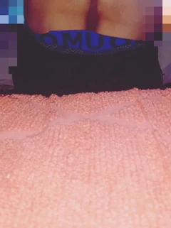 कामुक युवा लड़का अपने बेडरूम में खुद को नग्न रिकॉर्ड करना चाहता है