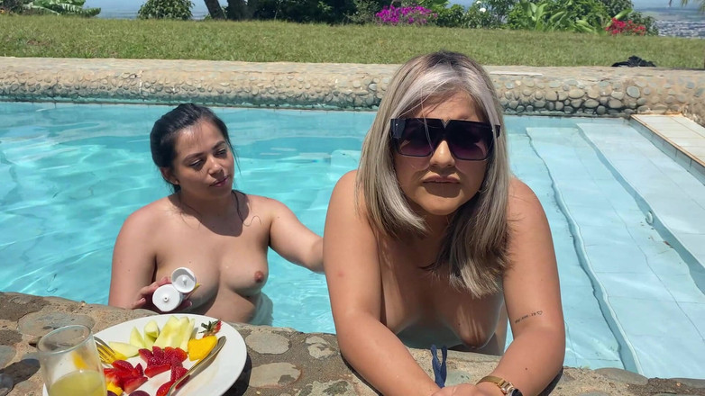 Naty Delgado: Sonniger Tag am Pool, meine beste Freundin wichst mich im...