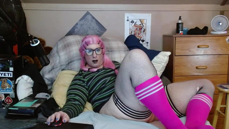 CosmicJones88: Spunout Sissy vymrská jeho klitoris do drobného ptáka