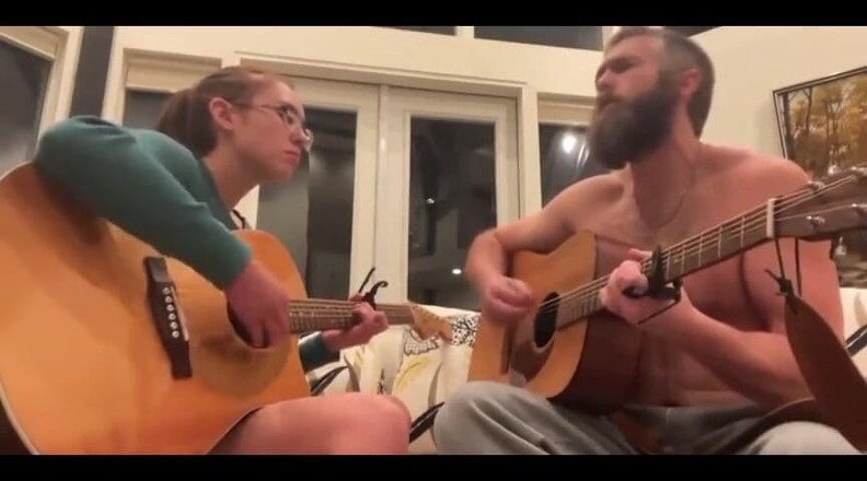 BrandiBraids: Derek et moi avons écrit une chanson originale