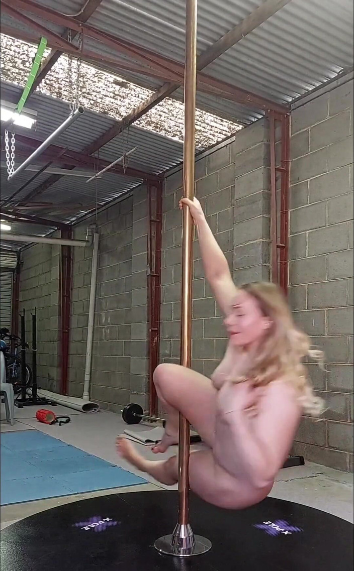 Michellexm: 엉덩이 플러그로 누드 폴 댄스