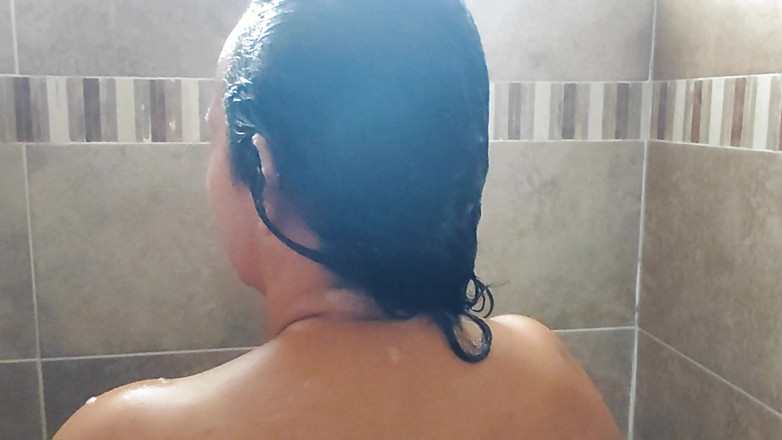 ADAMANDEVE: Enjoying my shower with Garabas and Olpr