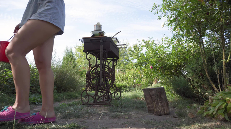 Teasecombo 4K: Mirando debajo de la falda de farmgirl mostrando el culo...