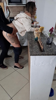 Enteada não pode nem descansar enquanto faz o café da manhã