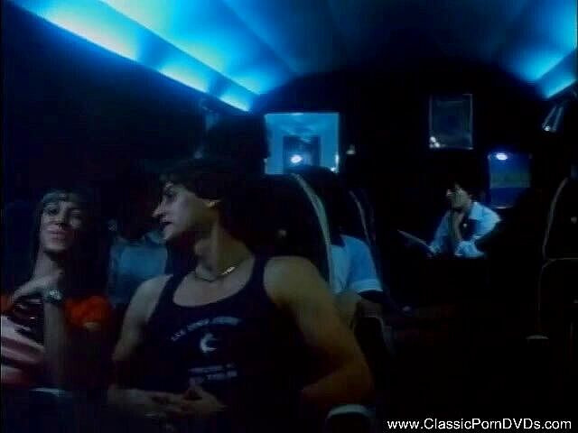 Classic Porn DVDs: Owłosiona milf zostaje spitroasted przez dwóch szczęśliwych facetów