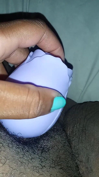 Juicy body goddess: Vibrating my juicy clit