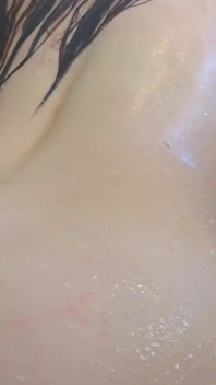 Thời gian tắm sultry: màn solo bắn nước của Alice