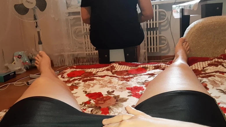 Lesbian-illusion: Semasa jiran saya duduk di atas kerusi dan bermain di...