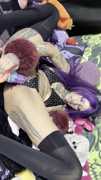 Goth-mädchen cosplay als Yoruichi Shihouin, fickt ihre enge gepiercte muschi mit Fantasy-dildo