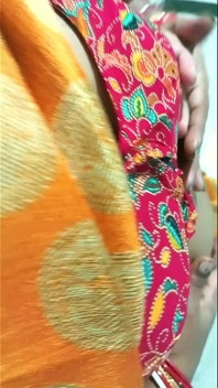 दिल्ली भाभी ने फंक्शन के लिए साड़ी पहनी लेकिन बॉयफ्रेंड ने दरवाजा खटखटाया और गांड और मुंह में जोरदार चुदाई की