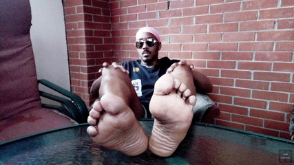 Soft Soleman: Saya Menyentuh dan Menunjukkan Tapak Kaki Lembut Saya Dalam Solarium (2025)