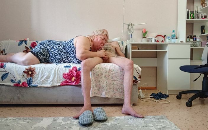 Zona901: Мачеха сосет член и получает сперму в ее глотку