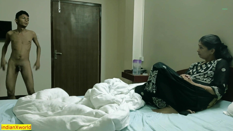 Indian Xshot: 18세 십대 소년과 섹스하는 핫한 모델 푸남! 최고의 힌디어 섹스