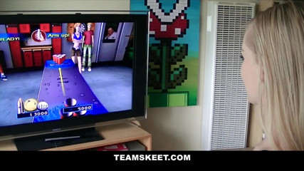 Team Skeet: Il nuovo ragazza fresca Stacie Jaxxx non riesce a spogliarsi...