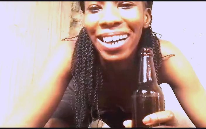 African Beauties: MILF Nikkiez brincando com garrafa