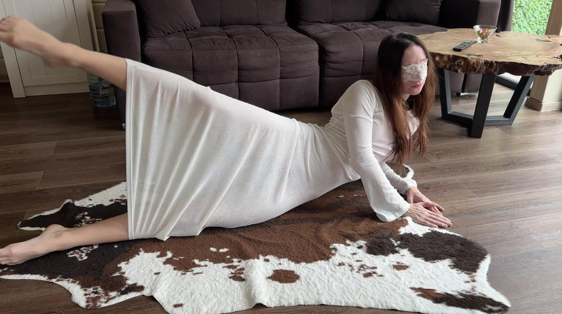 Skinny_lady69: 自宅で透明なドレスを着てストレッチ