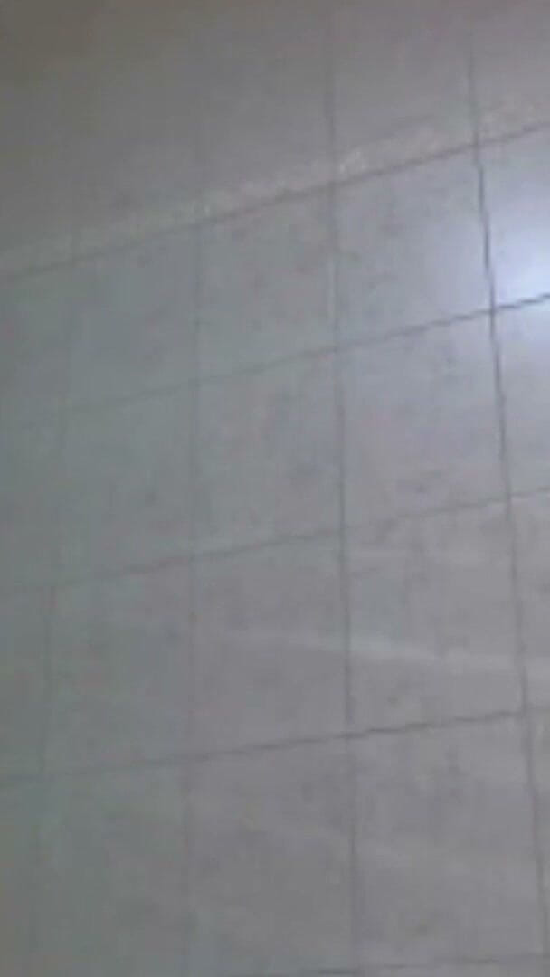 Cleo: Těsná holka Cleo jí buší do kundičky ve sprše!